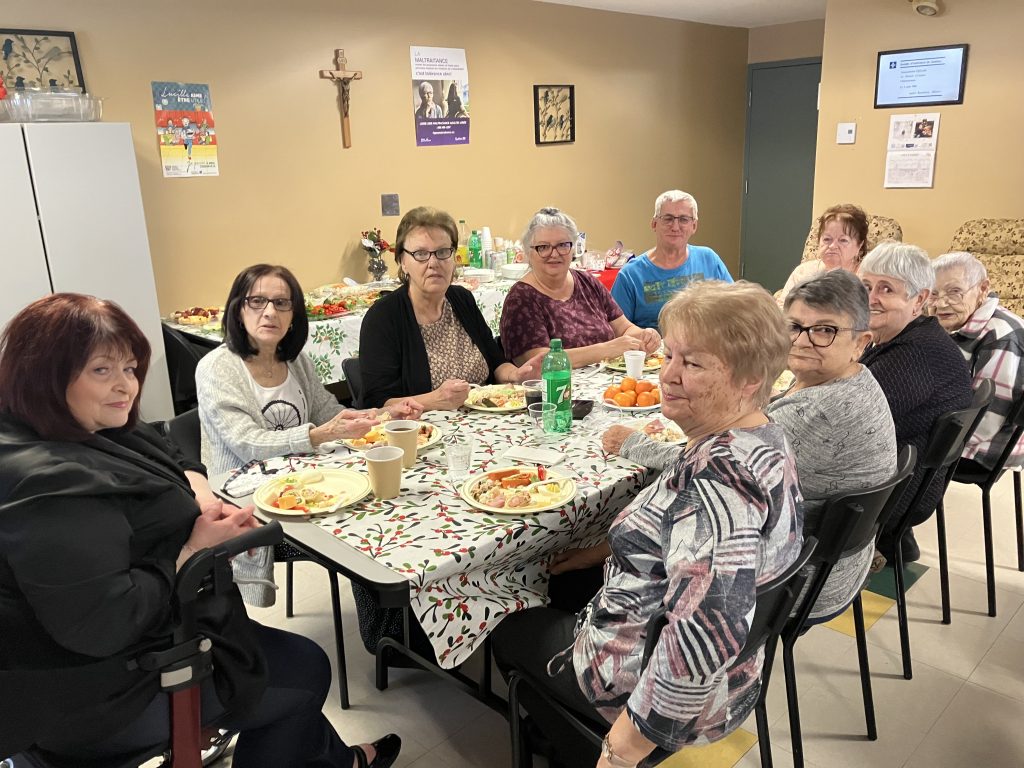 Souper de Noël… une activité appréciée par les aînés du Domaine de l&rsquo;amitié et du Manoir Ungava